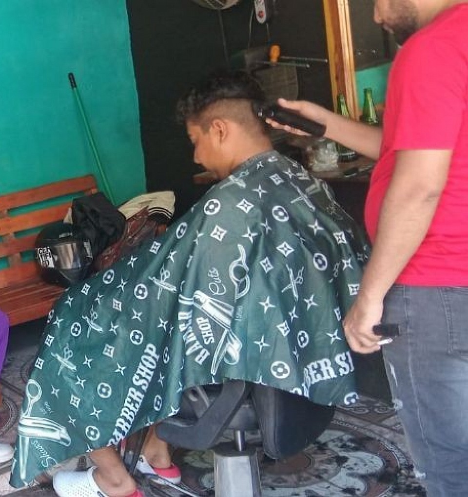 El barbero= me dejastes llena de pijos la máquina mae