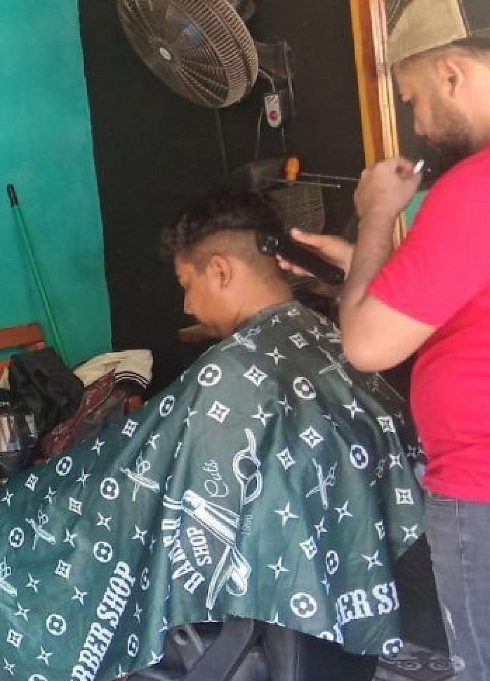 El barbero= puta me vendieron mierda de caballo